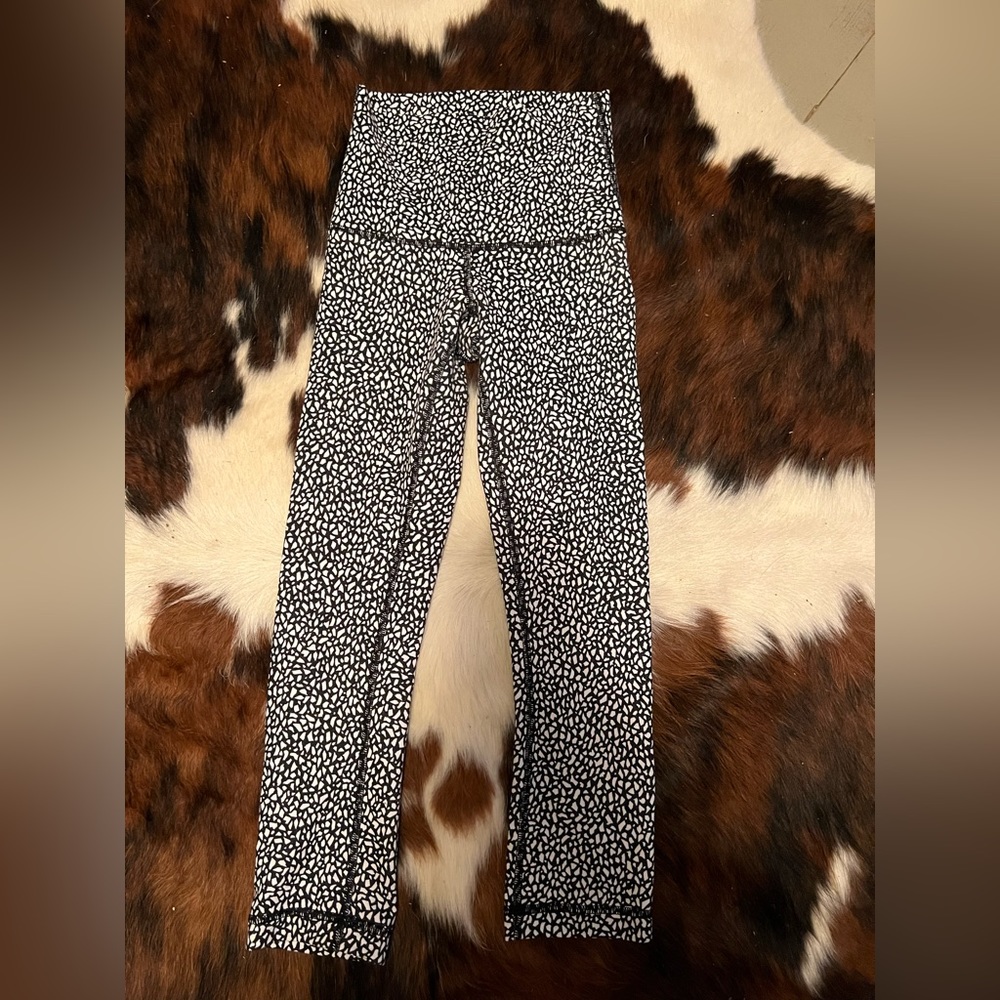 Black and white Lululemon leggings